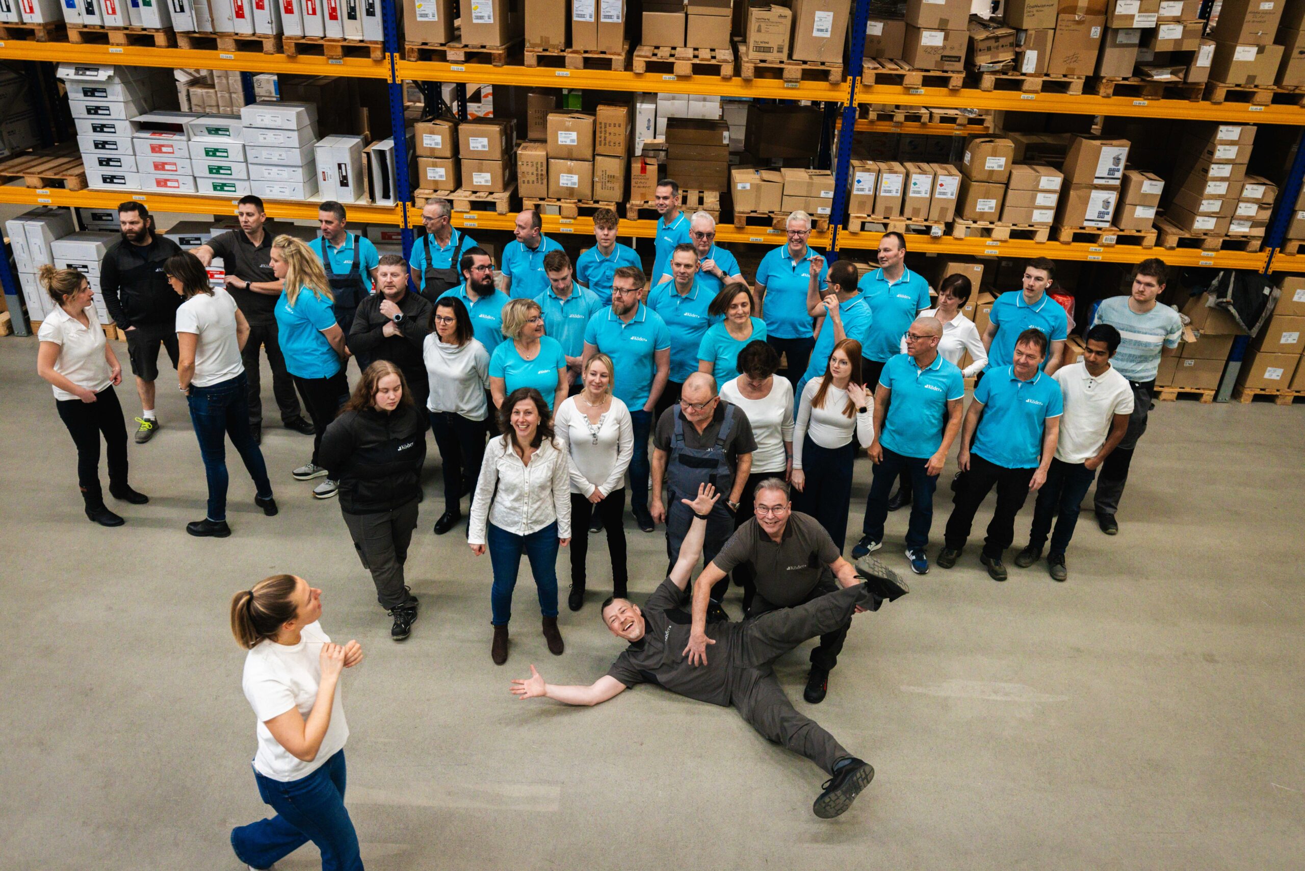 Das Team von Koeder Hygiene während eines Fotoshootings in der Lagerhalle