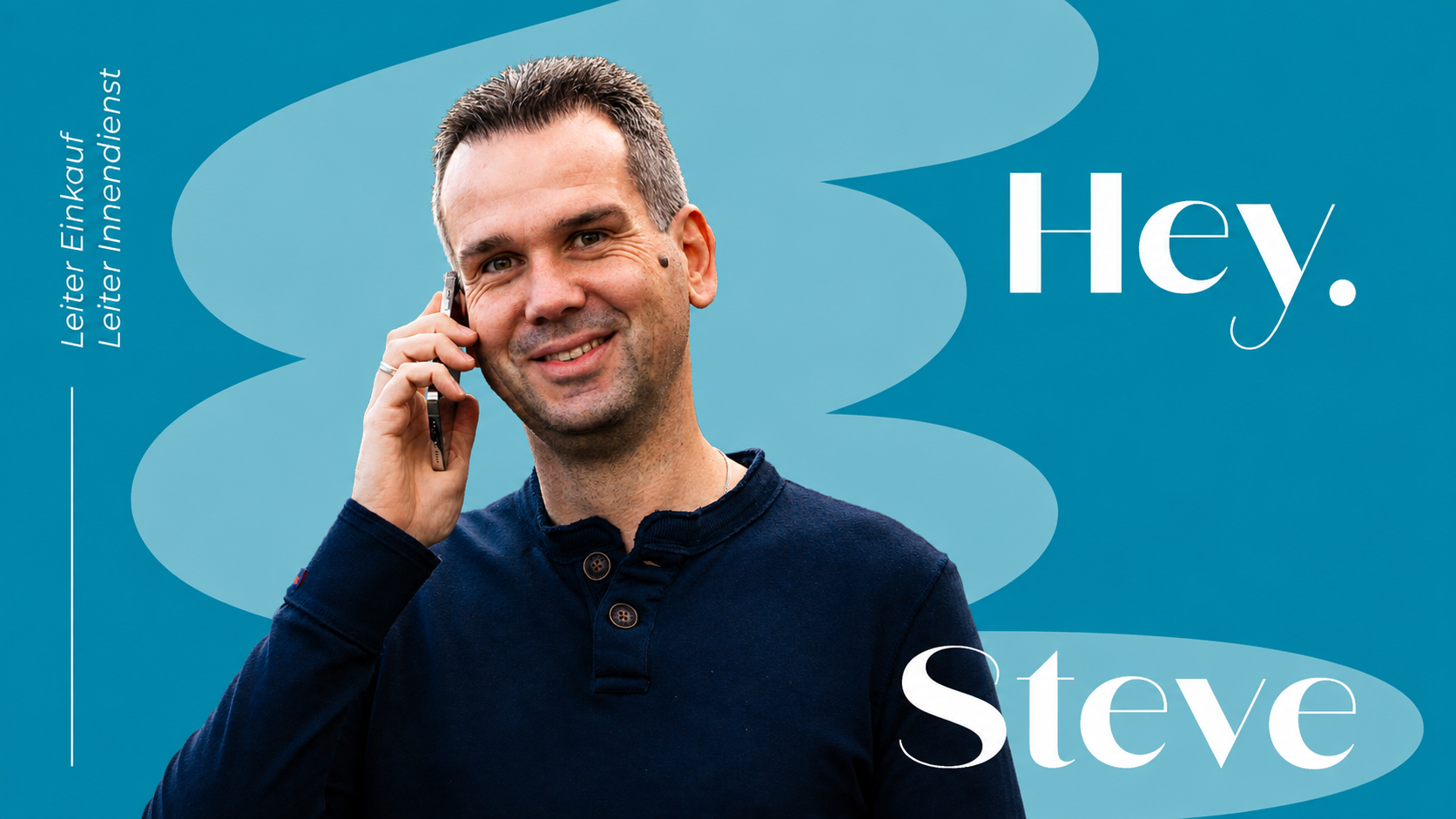 ortrait von Steve am Telefon, Leiter Einkauf und Innendienst, mit dem Schriftzug "Hey Steve" auf blauem Hintergrund.